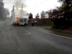 Deputado salva motorista de correio de caminhão em chamas em Washington: câmera corporal