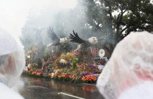 A chuva encharca Rose Parade na Califórnia e rajadas de neve atingem o Centro-Oeste e o Nordeste no primeiro dia de 2026