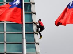 O alpinista americano Alex Honnold escala o arranha-céu Taipei 101 sem cordas