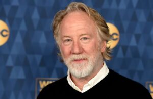 A atriz Melissa Gilbert entre as testemunhas na audiência de detenção do marido Timothy Busfield no Novo México