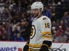 Zacha dos Bruins sai contra Flyers com lesão na parte superior do corpo