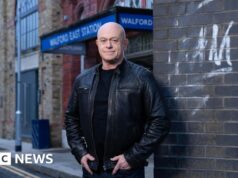 O ator Ross Kemp retornará a EastEnders por um curto período