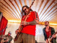 Eu vi o ator de Hollywood Jason Momoa se apresentar em um bar de Manchester e foi outra coisa