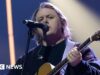 Sting e Lewis Capaldi surpreendem em present beneficente
