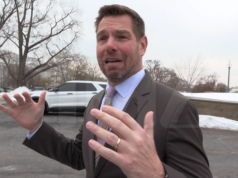 O representante dos EUA, Eric Swalwell, diz que os republicanos falam mal de Trump na academia