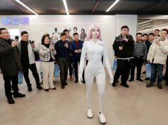 Robô AI de pele quente com olhos de câmera é seriamente assustador