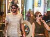 Que cavalheiro! Liam Hemsworth mostra seu lado cavalheiresco, abrindo a porta para a noiva Gabriella Brooks quando eles saem do resort em Melbourne