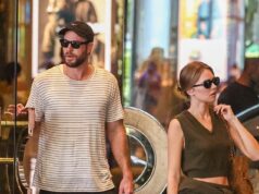 Que cavalheiro! Liam Hemsworth mostra seu lado cavalheiresco, abrindo a porta para a noiva Gabriella Brooks quando eles saem do resort em Melbourne