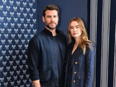 A noiva modelo de Liam Hemsworth, Gabriella Brooks, mostra seu enorme anel de noivado de diamante enquanto a dupla aparece com roupas combinando no Aberto da Austrália