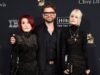 Sharon Osbourne é apoiada por seus filhos Kelly e Jack na gala pré-Grammy, seis meses após a morte do marido Ozzy, antes da homenagem ao roqueiro na cerimônia