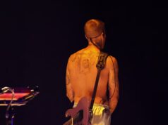 Justin Bieber sem camisa estreia uma enorme tatuagem do rosto de sua esposa Hailey durante a apresentação do Grammy em Yukon – como os fãs afirmam que tem uma semelhança impressionante com uma da ex Selena Gomez