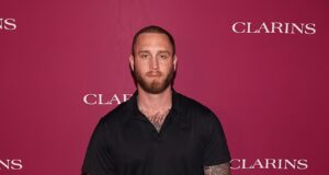 O filho nepo de Tom Hanks, Chet, resgatou um cachorro ROUBADO da beira da estrada … e A-lister adora a nova adição