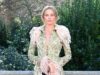 Margot Robbie fica sem sutiã enquanto posa com um casaco e meias enquanto se aconchega no interesse amoroso da tela, Jacob Elordi, no photocall de Wuthering Heights em Londres