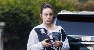 Billie Eilish sai em meio a pedidos para devolver US $ 3 milhões à tribo nativa após comentários do ICE