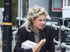 Molly-Mae Hague fica sem maquiagem e com o cabelo preso em rolos enquanto pega um panini e um café gelado enquanto faz tarefas em Cheshire