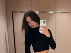 Emily Ratajkowski mostra seu abdômen tenso em um high curto durante uma viagem de compras em Nova York