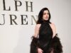Anne Hathaway impressiona com um vestido semitransparente ao se juntar à glamorosa Emilia Jones no desfile da Ralph Lauren na New York Trend Week
