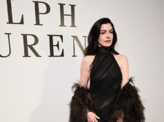 Anne Hathaway impressiona com um vestido semitransparente ao se juntar à glamorosa Emilia Jones no desfile da Ralph Lauren na New York Trend Week