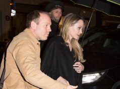 Angelina Jolie fica chique sem esforço em Paris depois de fazer raros comentários sobre suas cicatrizes de mastectomia dupla