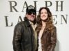 Lana Del Rey e o marido guia do pântano Jeremy Dufrene parecem apaixonados com um beijo no desfile de Ralph Lauren na NYFW