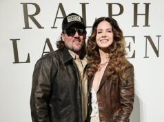 Lana Del Rey e o marido guia do pântano Jeremy Dufrene parecem apaixonados com um beijo no desfile de Ralph Lauren na NYFW