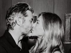 Jennifer Aniston beija o namorado ‘guru do amor’ Jim Curtis em uma foto íntima enquanto comemora seu 57º aniversário