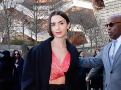 Lily Collins parece chique sem esforço em um prime curto coral ao se juntar a Dakota Johnson e Jodie Turner-Smith no desfile de moda da Calvin Klein em Nova York