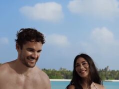 Nicole Scherzinger, 47, mostra seu abdômen tanquinho em um biquíni branco enquanto compartilha uma postagem romântica do Dia dos Namorados com o noivo Thom Evans