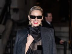 Naomi Watts sofre um estranho mau funcionamento do guarda-roupa na New York Trend Week enquanto sua blusa cai no desfile de Khaite