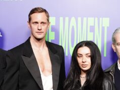 Charli XCX e Alexander Skarsgard competem pelo look mais ousado na estreia de The Second em Londres