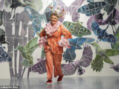 Prue Leith, 85, chega à passarela do desfile da Vin + Omi na London Trend Week depois de sair do Bake Off, enquanto os apresentadores Alison Hammond e Matt Lucas vão para a primeira fila para mostrar seu apoio