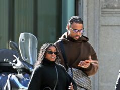 A ginasta Simone Biles sai com seu marido, jogador da NFL, Jonathan Owens, em Milão, após uma terrível provação de roubo