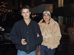 Cruz Beckham, 20, está de braços dados com a namorada Jackie Apostel, 30, enquanto o músico maluco dos Beatles assiste à exibição de Man on The Run, de Sir Paul McCartney