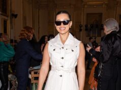 Montana Brown parece chique em uma jaqueta denims sob medida enquanto participa do desfile da Labrum durante a London Trend Week