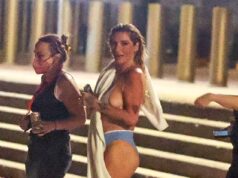 Kesha faz uma exibição atrevida enquanto tira a roupa íntima para um mergulho noturno em Bondi Seashore, ao iniciar a turnê australiana
