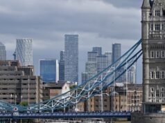 Bolsas europeias caminham para abertura mista com lucros em destaque