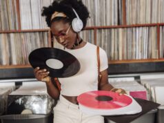 Uma ‘revolução silenciosa’: como os jovens estão trocando as redes sociais por almoços, discos de vinil e telefones fixos