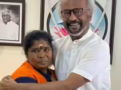 Rajinikanth presenteia um trabalhador sanitário com uma corrente de ouro