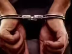 Terror no metrô do Brooklyn: homem empurra mulher para os trilhos e dá um soco em outra antes de ser preso