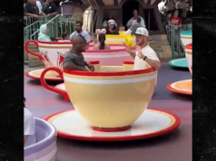 Sam Darnold e Kenneth Walker III andam em xícaras de chá na Disney após vitória no Tremendous Bowl