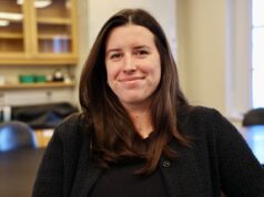 NS empresário desenvolvendo raízes de cogumelos como produto alimentar sustentável e rico em proteínas