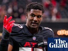 Pearce, dos Falcons, supostamente bateu em um policial e bateu no carro da estrela da WNBA, Jackson, antes de ser preso