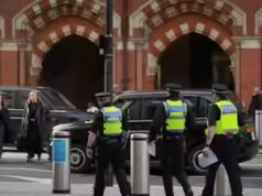 Dois meninos, de 13 e 12 anos, no hospital após serem esfaqueados na aula de uma escola de Londres