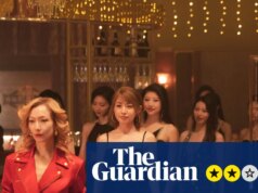 Crítica Evening King – Comédia de hostess bar de Hong Kong é uma carta de amor à vida noturna à moda antiga de Kowloon