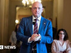 Juiz impede militares dos EUA de rebaixar Mark Kelly por vídeo de ‘ordens ilegais’