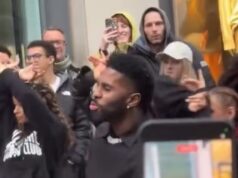 Jason Derulo filmado dançando na rua durante flash mob surpresa no centro de Manchester