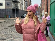 Catherine Tyldesley, de Coronation Road, tem muita sorte ao prestar homenagem à co-estrela