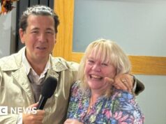 Michael McIntyre prega a última peça no superfã de EastEnders