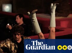 Revisão da poda de Rosebush – família rica disfuncional se transfer em círculos estranhos