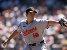 Rockies contrata P Tomoyuki Sugano e coloca OF Kris Bryant em IL de 60 dias